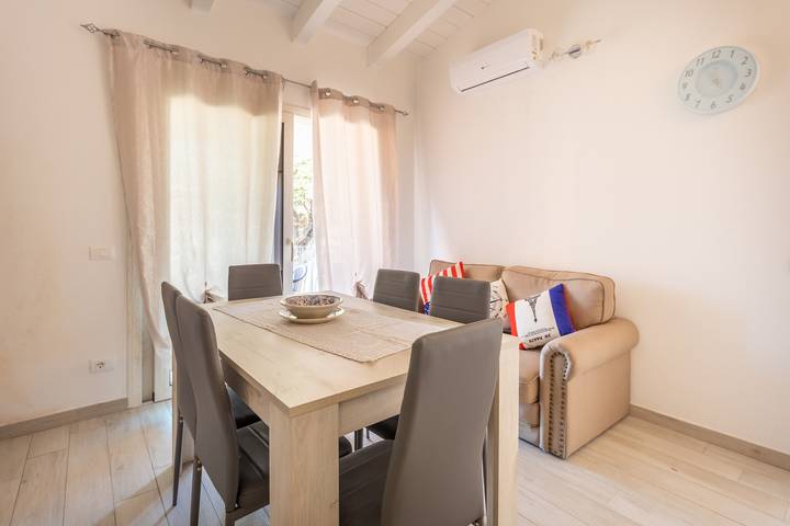 Appartamento intero, Appartamento 'Casa Macis Vista Mare' con vista mare, terrazza privata e aria condizionata in Isola Rossa, Trinità d'Agultu e Vignola