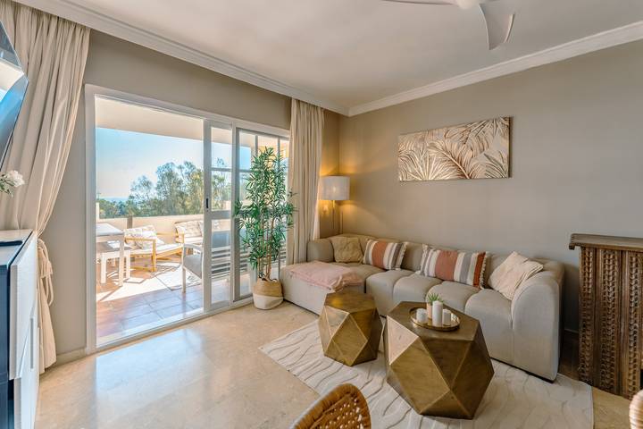 Entire apartment, Apartment 'Atalaya Green Apt' with Shared Pool, Balcony and Wi-Fi in Vista Azur, Estepona