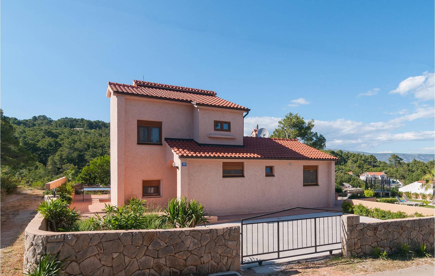 Geräumige 2-Zimmer-Wohnung mit Pool und Terrasse, 2,5 km vom Strand entfernt in Vrboska, Hvar