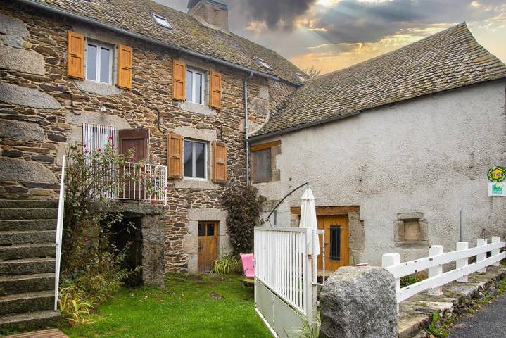 Gîte pour 10 personnes, avec jardin dans Saint-Pierre-de-Nogaret