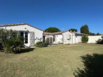 Gîte pour 10 personnes, avec jardin et terrasse à Loix