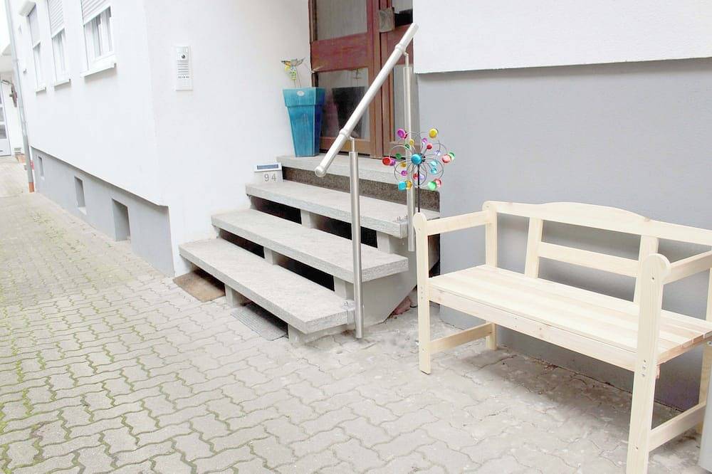 Ganze Wohnung, Grumbeerezimmer - 1-Zimmerwohnung mit 2x2m-Doppelbett, Kochnische, Dusche, Wc in Freckenfeld, Pfalz