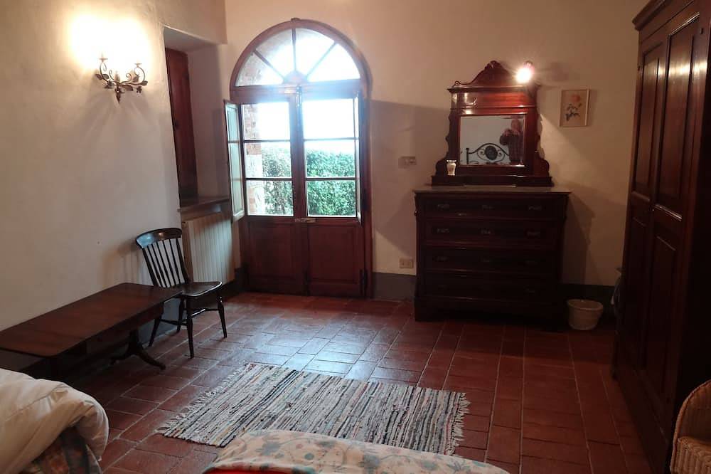 12km North of Siena with a stunning view pool &tennis  3ensuite bedrooms sleep 6 in Castellina in Chianti, Chianti