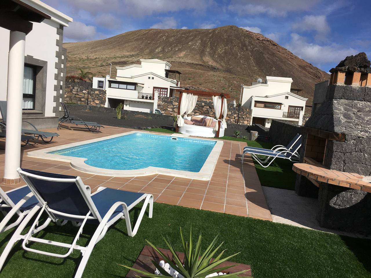 'Villa Los Alisios 58' with Mountain View, Pool, Wi-Fi, Terraces & Garden in Montaña Roja, Yaiza