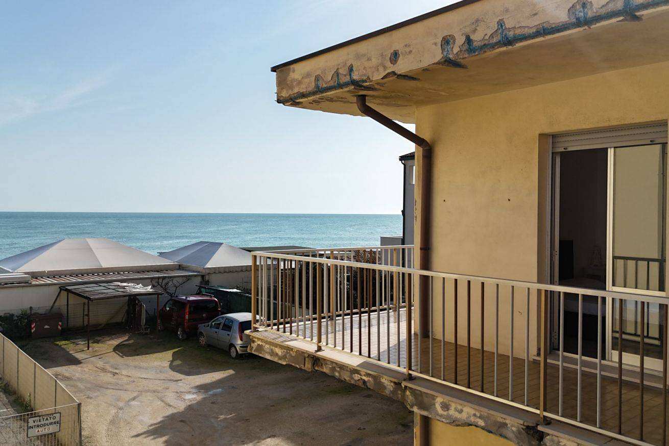 Ganze Wohnung, M223 - Marcelli, three-room apartment in the center and facing the sea in Marcelli, Riviera del Conero