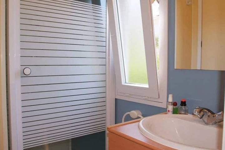 Zecamping 3* pataugeoire piscine locatif Tv clim 24m2 4 pers in Saint-Mitre-les-Remparts, Mediterranean Coast (France)