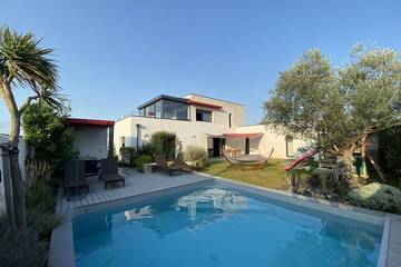 Cottage pour 9 personnes, avec jacuzzi ainsi que balcon et jardin à La Jarrie