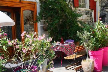 Location de vacances pour 6 personnes, avec terrasse et piscine à Alba-la-Romaine