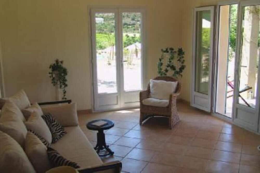 Villa avec piscine privative chauffée,  vue  sur le vignoble, à 25 Km de la mer. in Coustouge, Côte méditerranéenne (France)