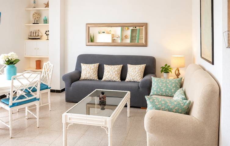 Appartement de vacances entier, Appartement de 100 m2 au bord de la mer avec piscine et terrasse in La Manga del Mar Menor, Carthagène
