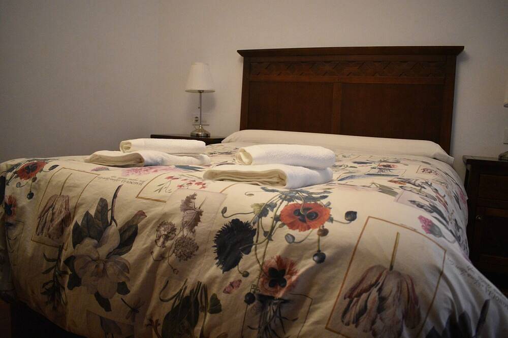 Entire apartment, Bodeguetas 1 bedroom with patio pets welcome in Constantina, Sierra Morena