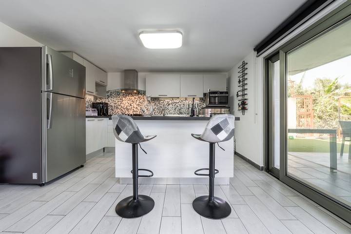 Momolea Holiday Home – Spacious Apartment in Central Sarroch, Ideal for Families or Groups in Sarroccu/Sarroch, Sarroch