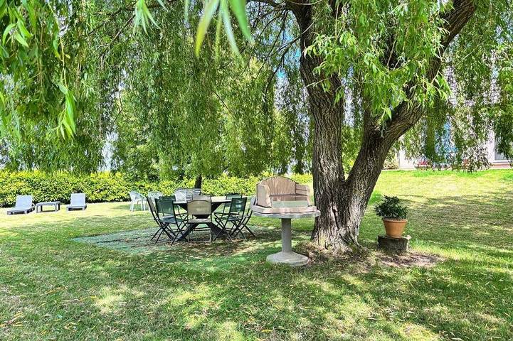 Gîte pour 10 personnes, avec jardin dans Saint-Étienne-en-Bresse