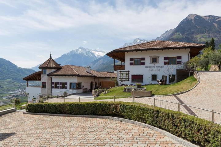 Apartmenthotel für 3 Personen, mit Balkon und Terrasse sowie Garten und Pool im Dorf Tirol