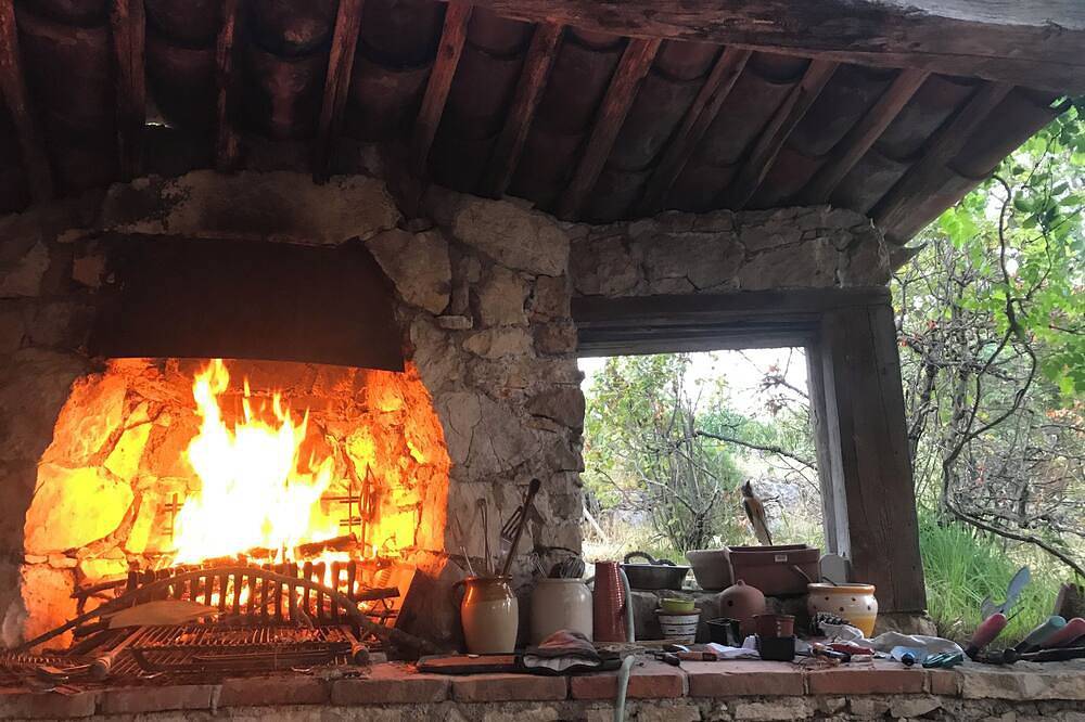 Former sheepfold in a large property with swimming pool, tennis, pétanque, table tennis. in Bargemon, Draguignan region