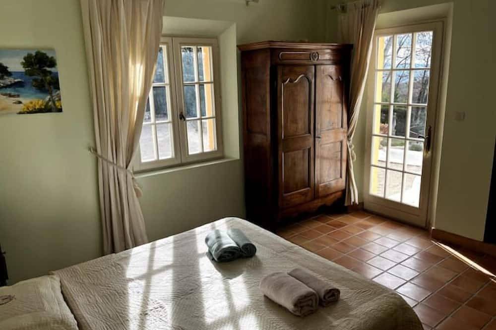 Logement Entier : Hébergement - Éguilles, France in Éguilles, Aix-en-Provence region