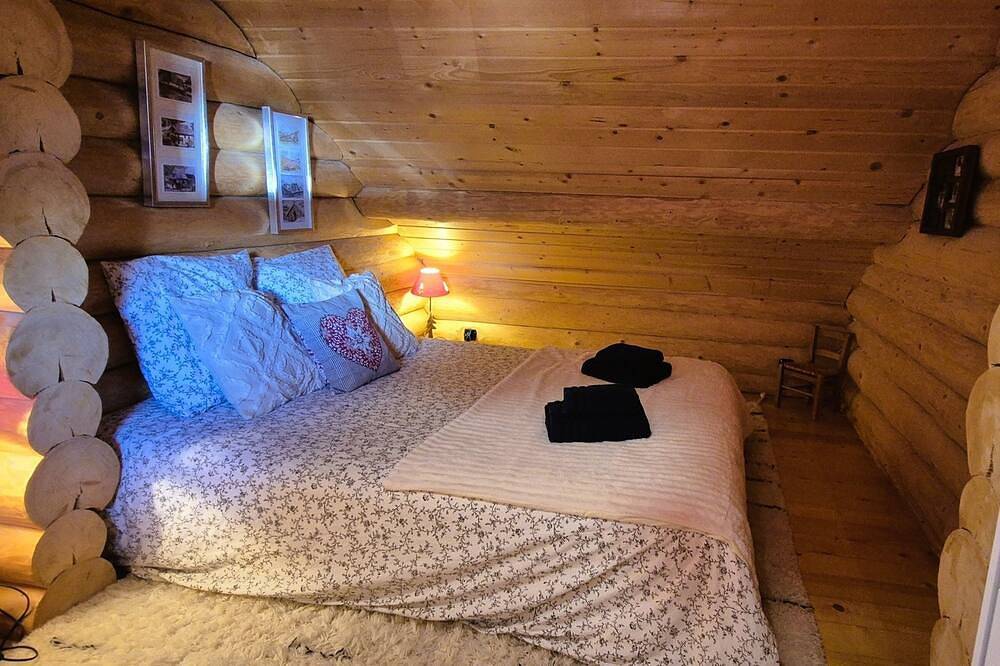 Le chalet en rondins 12 personnes (10 adultes, 3/4 enfants ) in Allos, Région Castellane