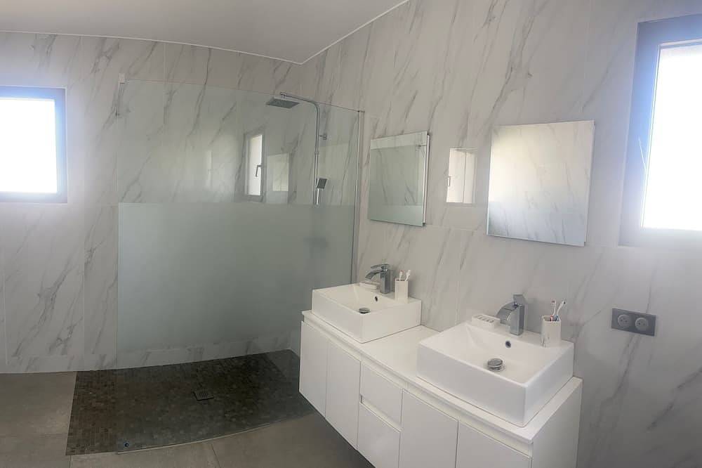 Geräumige 220 m² große Villa mit privatem Pool und großem umzäunten Garten in Aléria, Corte und Umgebung