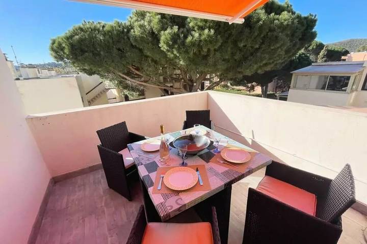 Gîte pour 5 personnes, avec terrasse dans Plage La Favière