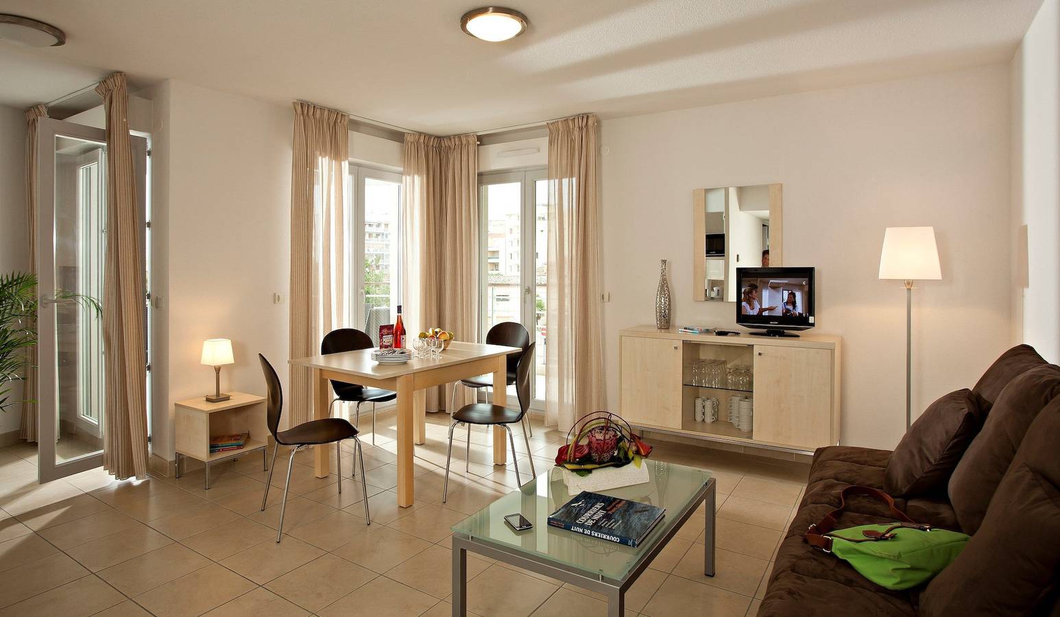 Ganze Wohnung, Ferienwohnung für 6 Personen mit Balkon in Cagnes-sur-Mer, Cannes und Umgebung