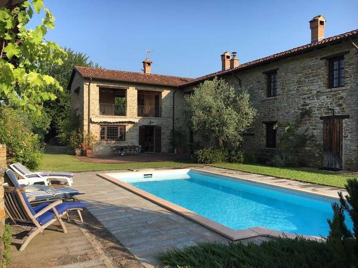 Villa per 10 persone, con panorama e giardino nonché piscina in Langhe