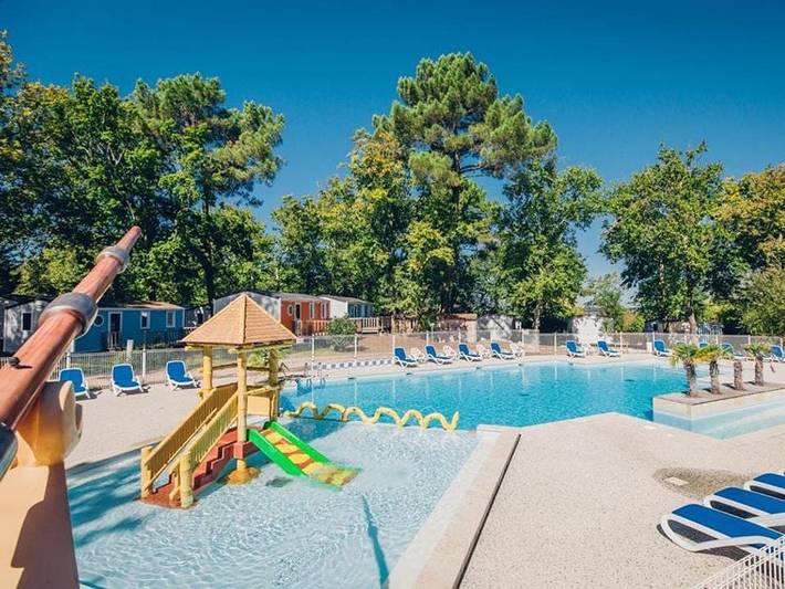 Camping pour 6 personnes, avec terrasse et bassin pour enfant ainsi que piscine et jardin