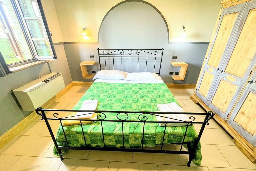 Apartamento entero, Apt 6 - Terreno mágico con piscina y jacuzzi Capacidad para 4 personas in Spoleto, Provincia de Perugia