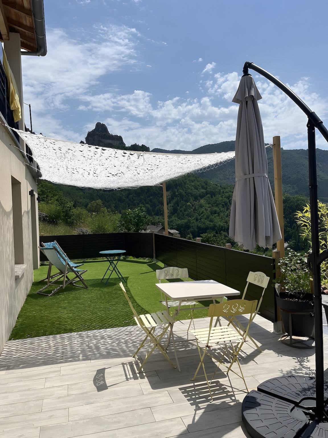 Apartamento entero, Apartamento 'Porte Des Gorges' con vistas a la montaña, terraza privada y Wi-Fi in Mostuéjouls, Parc naturel régional des Grands Causses