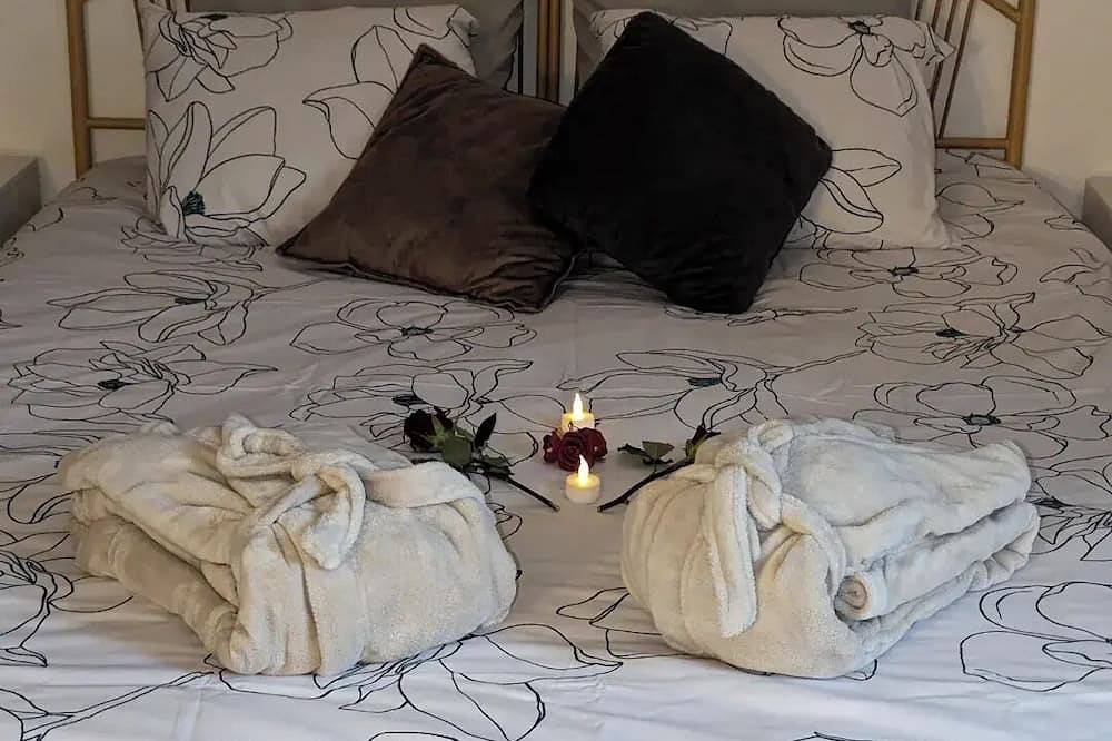 Love Room with Jacuzzi in Nérac, Nérac region
