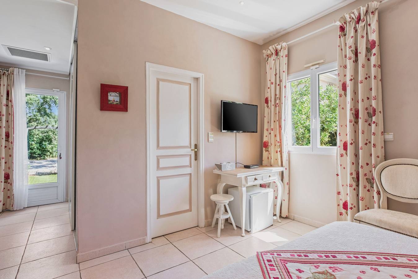 Room "Le Petit Ramsès - Hortensia" with Shared Pool, Wi-Fi and Air Conditioning in Sainte-Maxime, Mediterranean Coast (France)