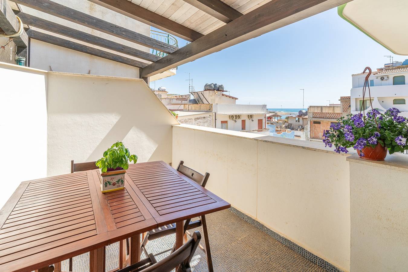 Entire apartment, Apartment 'Giove with Large Sea View Balcony', Wi-Fi and Air Conditioning in Capo Passero, Portopalo di Capo Passero
