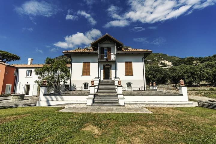 Villa pour 12 personnes, avec sauna ainsi que jacuzzi et jardin, animaux acceptés à Panza