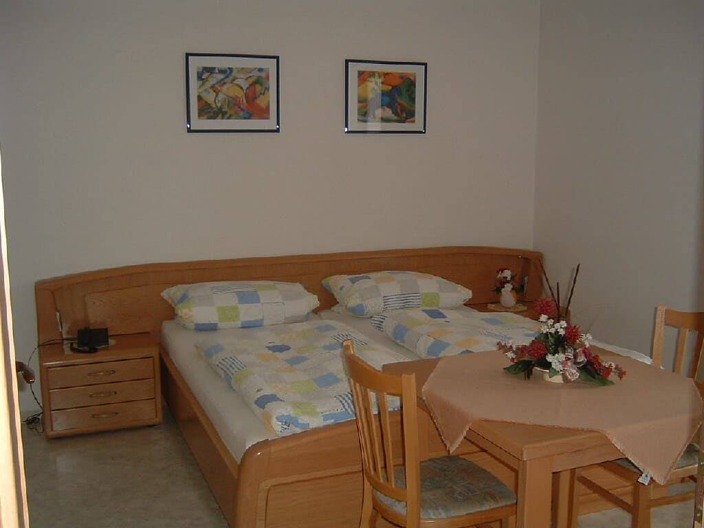 Pension Beer - Ferienwohnung 45 qm E (1) mit Du/Wc, Diele, 1 Schlafzimmer, Wohnküche, Balkon in Mahring, Baviera Oriental
