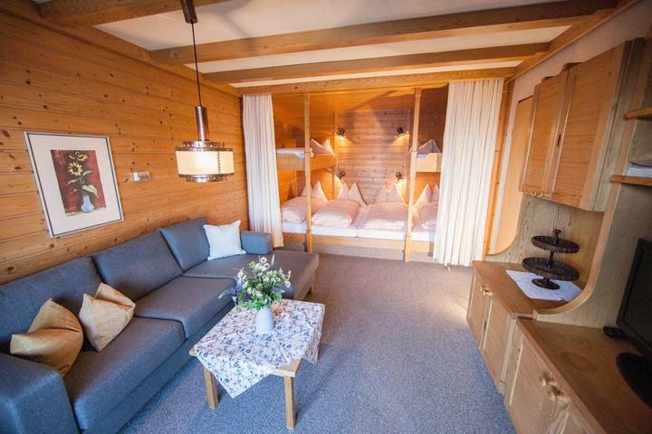 Ferienwohnung für 6 Personen, mit Balkon und Terrasse sowie Ausblick in Gaimberg