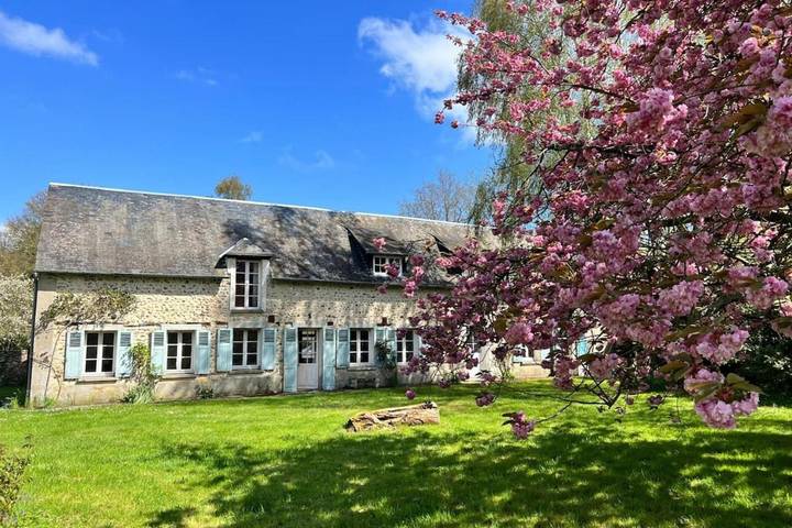 Gîte pour 12 personnes, avec jardin et balcon à Autheuil-Authouillet