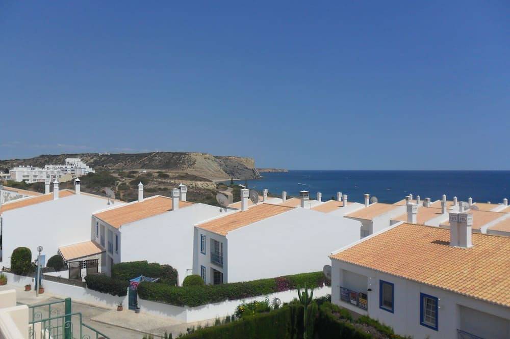 Villa with private pool, close to beach, restaurants, bars and shops. Free Wifi in Luz, Faro District