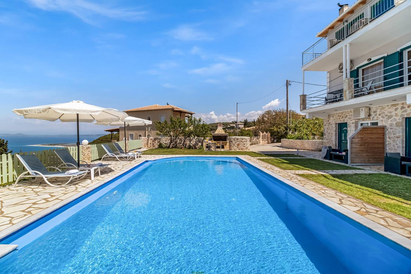Entire apartment, Holiday Apartment 'Deluxe Double Room 7' with Sea View, Shared Pool & Wi-Fi in Greece