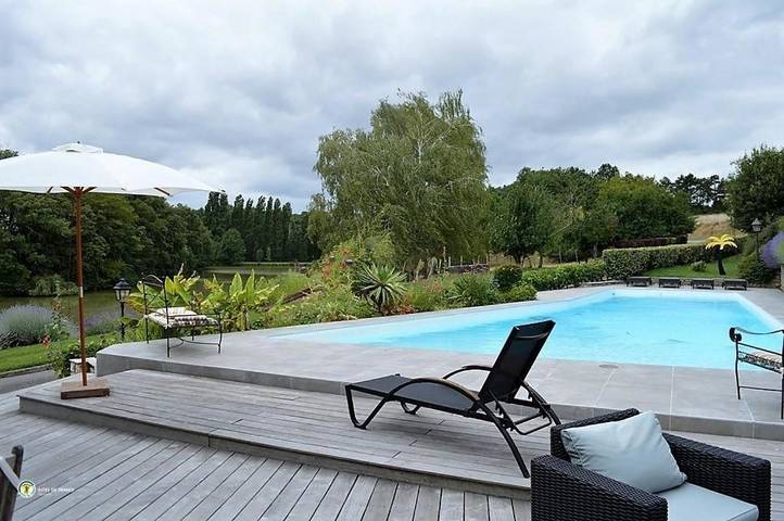 Chambre d’hôte pour 2 personnes, avec Terrasse et Jardin ainsi que Piscine et Vue sur le lac