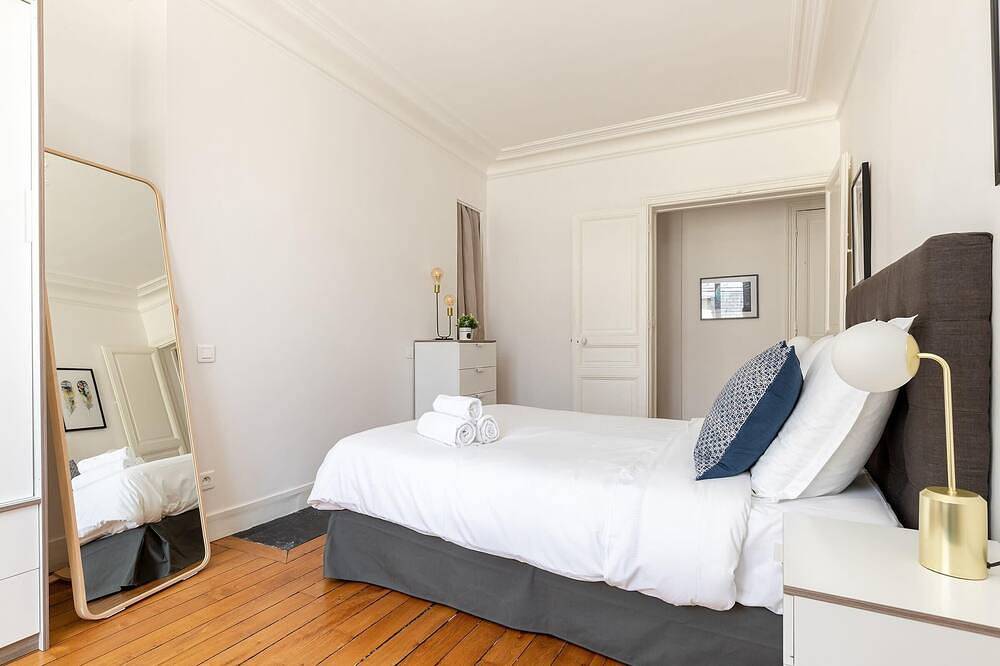 Entire apartment, La Sorbonne-Pantheon-Latin Quarter 1Br in Paris, Ile de France