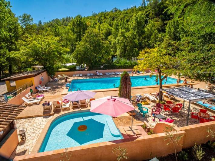 Camping pour 4 personnes, avec Terrasse et Jardin ainsi que Bassin pour enfant et Piscine