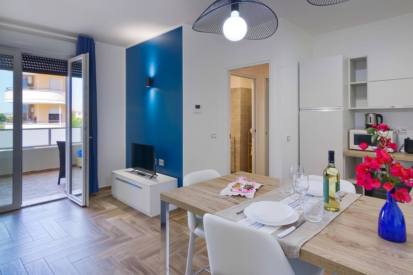 Entire apartment, Sunshine Apartment with Wi-Fi, Air Conditioning & Terrace; Parking Available in Quartu Sant'Elena, Campidano