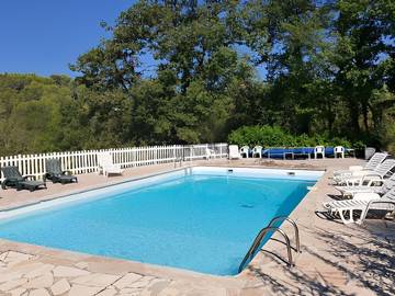 Gîte pour 2 personnes, avec piscine ainsi que jardin et terrasse à Montferrat