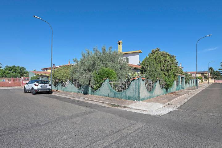 Entire apartment, Apartment 'Suite Delle Rose' with Shared Garden, Wi-Fi and Air Conditioning in Maddalena Spiaggia, Capoterra