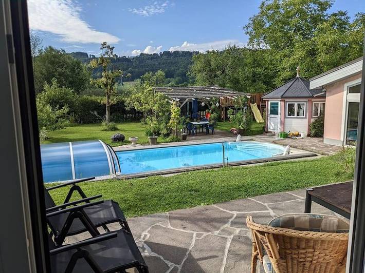 Ferienwohnung für 4 Personen, mit Terrasse und Garten sowie Pool und Ausblick in Thalgau