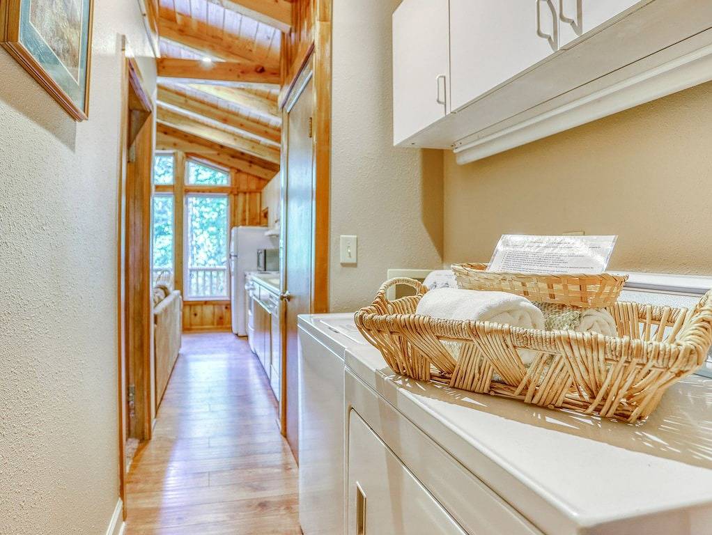 Riverwood Hideaway - Romantic, Secluded Riverfront Cabin, Hot Tub, Dogs Welcome in Welches, Mount Hood