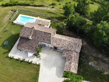 Location de vacances pour 12 personnes, avec jardin ainsi que vue et piscine à Fonroque