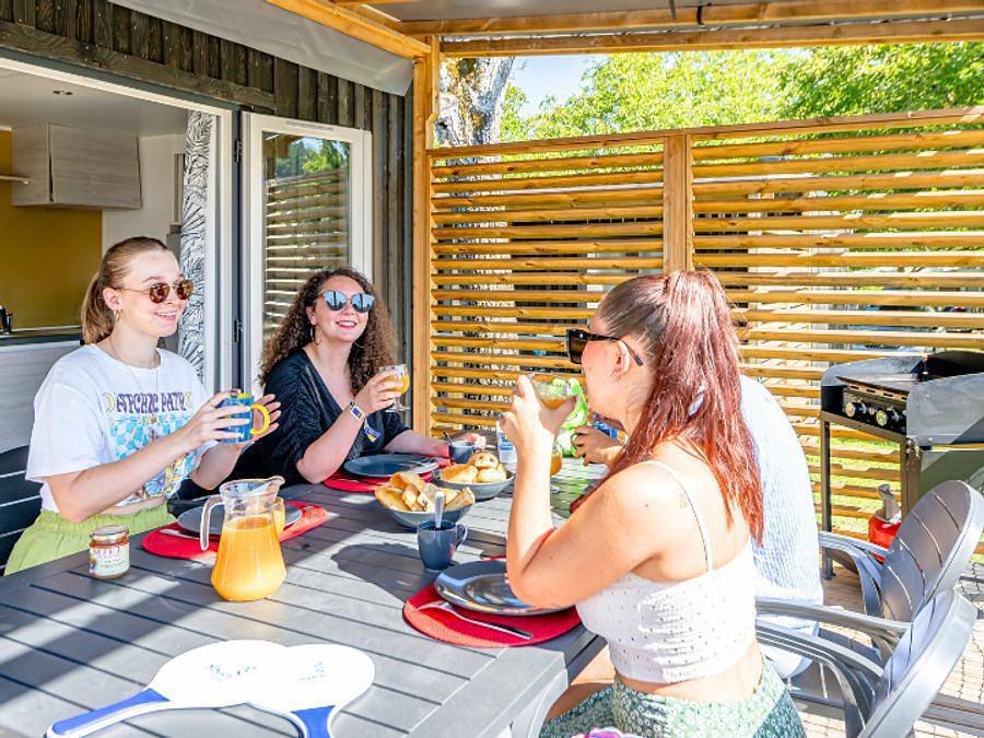 Flower Camping Les Ondines - Mobilhome 4 personnes - Homeflower Premium 29m² - 2 chambres + terrasse semi-couverte + Tv + draps + serviettes + Clim in Souillac, Lot