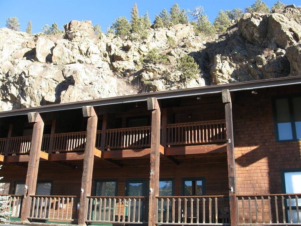 Ganze Wohnung, Downtown Loft mit Balkon, gegenüber dem Zusammenfluss des Flusses, zu Fuß zu Restaurants in Estes Park, Larimer County