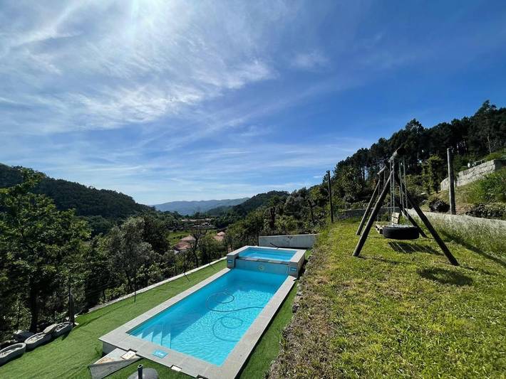 Location de vacances pour 8 personnes, avec balcon ainsi que jacuzzi et piscine dans Campo Do Gerez