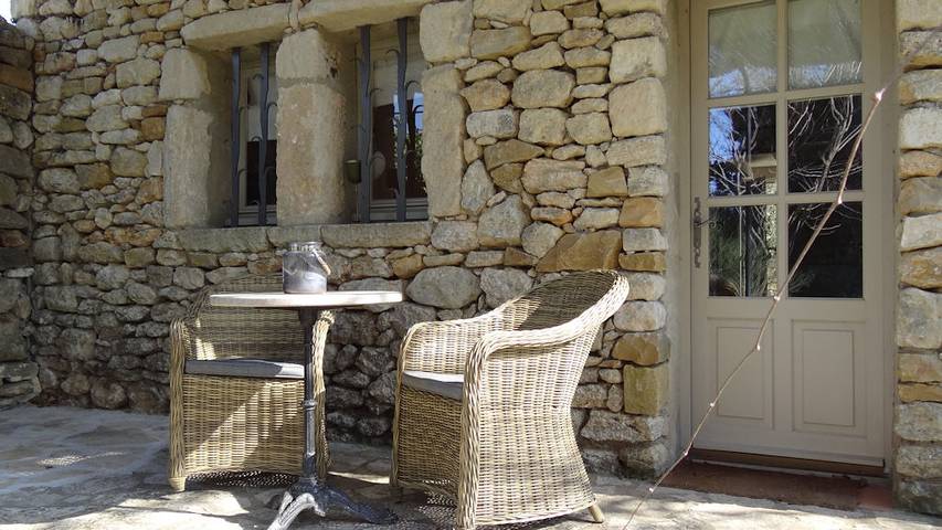 Gîte pour 2 personnes, avec terrasse ainsi que piscine et jardin